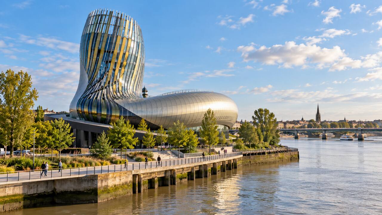 อาคาร Cité du Vin ริมแม่น้ำการอนน์ เมืองบอร์โด ประเทศฝรั่งเศส