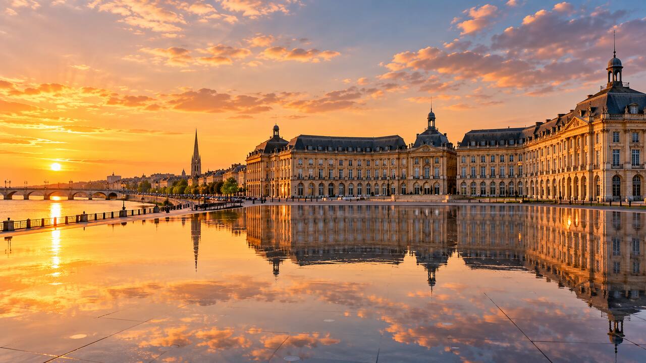 วิว Place de la Bourse และ Miroir d’eau ริมแม่น้ำการอนน์ในเมืองบอร์โด