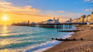 ภาพ AI ชายหาดและ Brighton Palace Pier ยามเช้า
