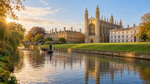 King’s College Chapel และริมแม่น้ำ Cam เมืองเคมบริดจ์ในฤดูใบไม้ร่วง