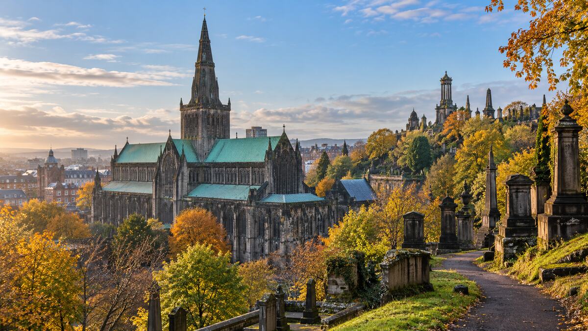 Glasgow Cathedral และสุสาน Necropolis ท่ามกลางฤดูใบไม้ร่วง