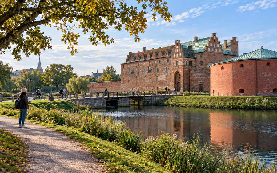 ภาพ AI ปราสาท Malmöhus ริมคลองและสวน Kungsparken ในเมืองมัลเมอ