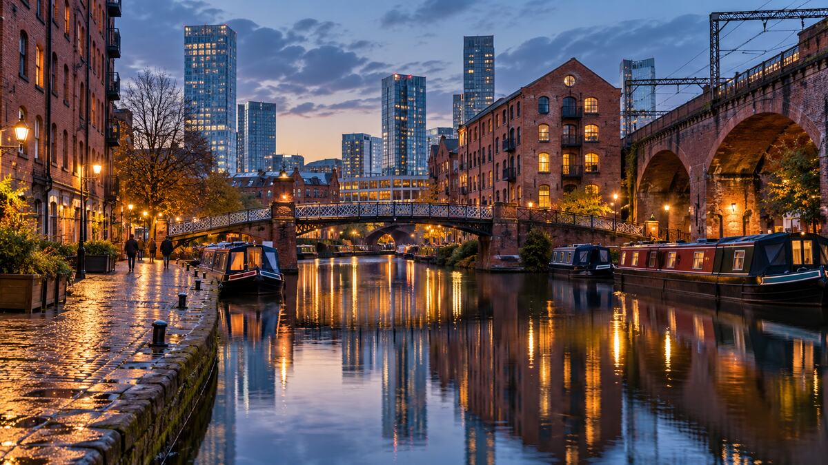 คลอง Castlefield อาคารอิฐแดงและสะพานรถไฟในแมนเชสเตอร์ยามค่ำ