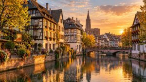 คลองและบ้านไม้ครึ่งปูนในย่าน Petite France เมืองสตราสบูร์ก ประเทศฝรั่งเศส