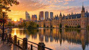 วิวบึง Hofvijver และอาคาร Binnenhof กรุงเฮก ประเทศเนเธอร์แลนด์ยามเย็น ภาพสร้างด้วย AI