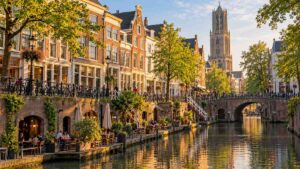 คลอง Oudegracht และ Dom Tower เมืองอูเทรคต์ เนเธอร์แลนด์