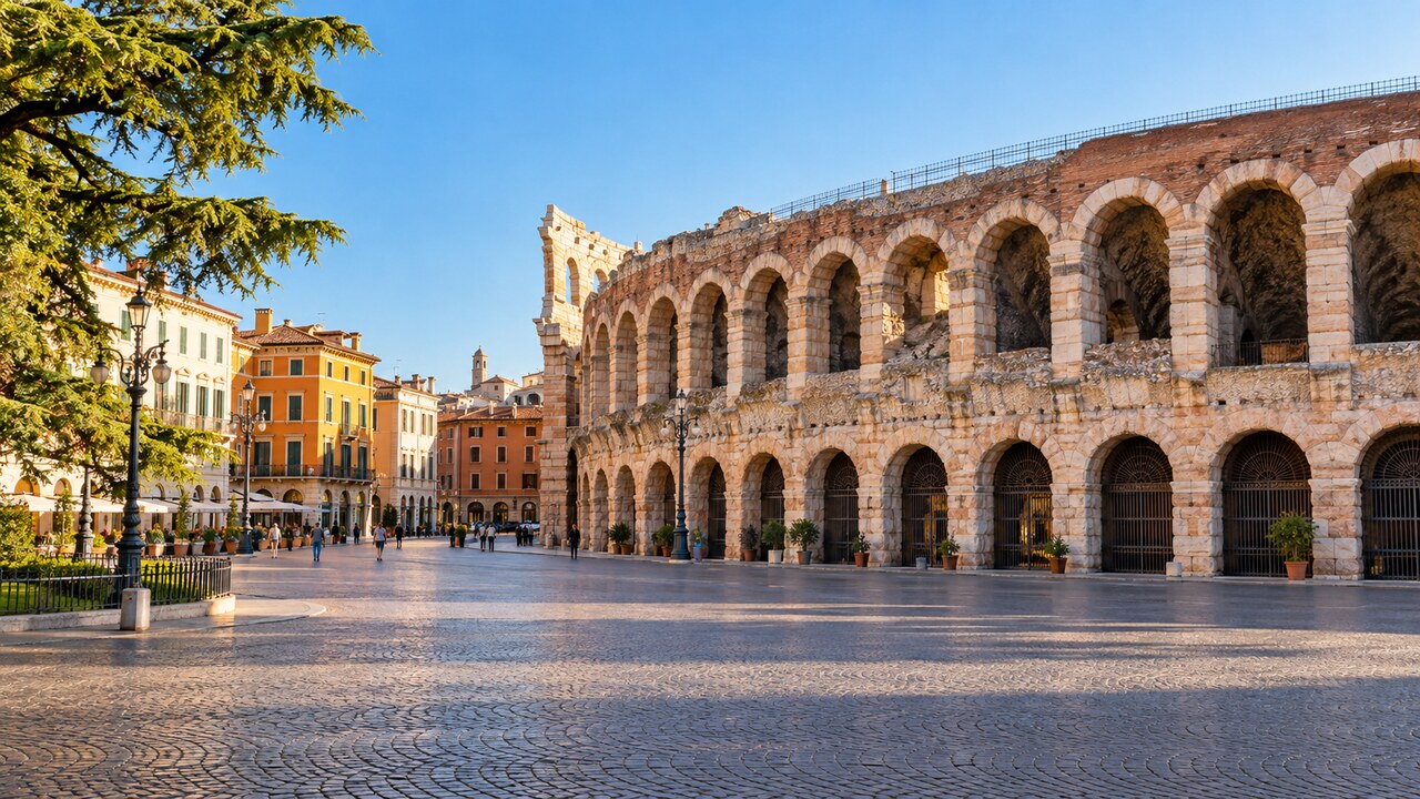 Arena di Verona และ Piazza Bra ยามเช้า ภาพสร้างด้วย AI