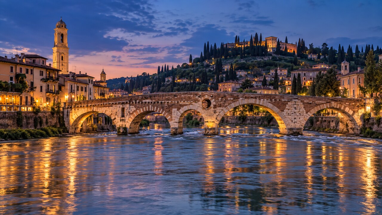 สะพาน Ponte Pietra ข้ามแม่น้ำอาดีเจในเวโรนายามค่ำ ภาพสร้างด้วย AI