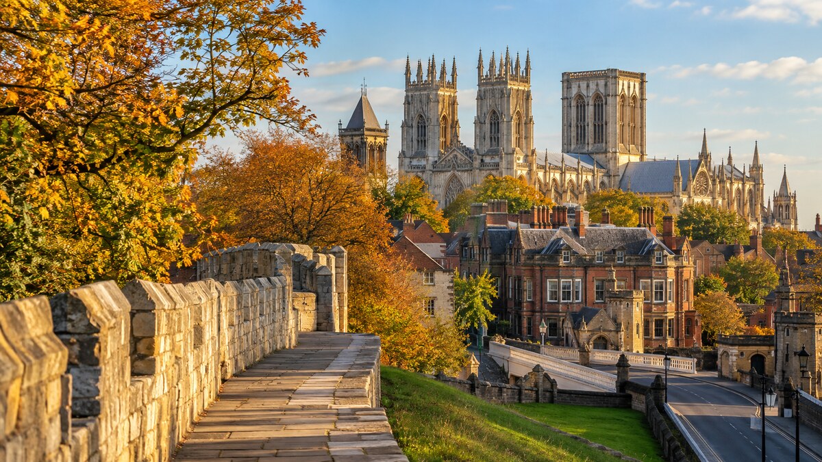 ทางเดินบนกำแพงเมืองยอร์กมองเห็น York Minster