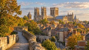 York Minster และกำแพงเมืองยอร์กในฤดูใบไม้ร่วง