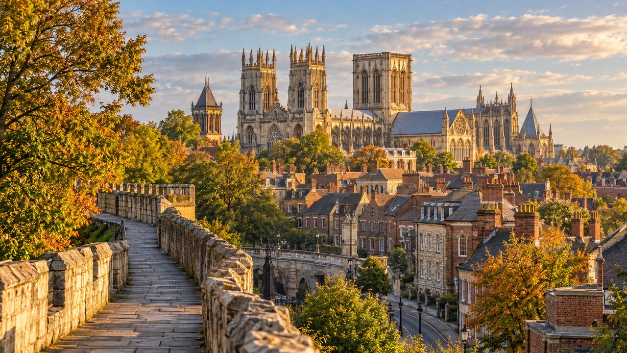 York Minster และกำแพงเมืองยอร์กในฤดูใบไม้ร่วง
